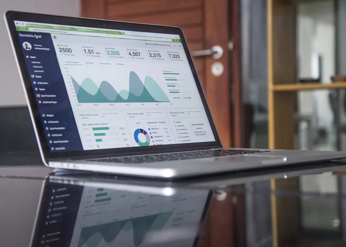 Layar laptop menampilkan analitik pemasaran digital dan strategi kampanye