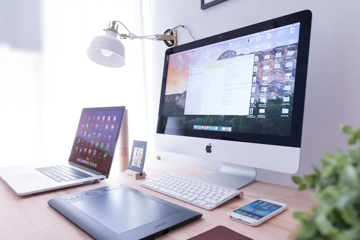 Ponsel dan laptop untuk perencanaan social media campaign