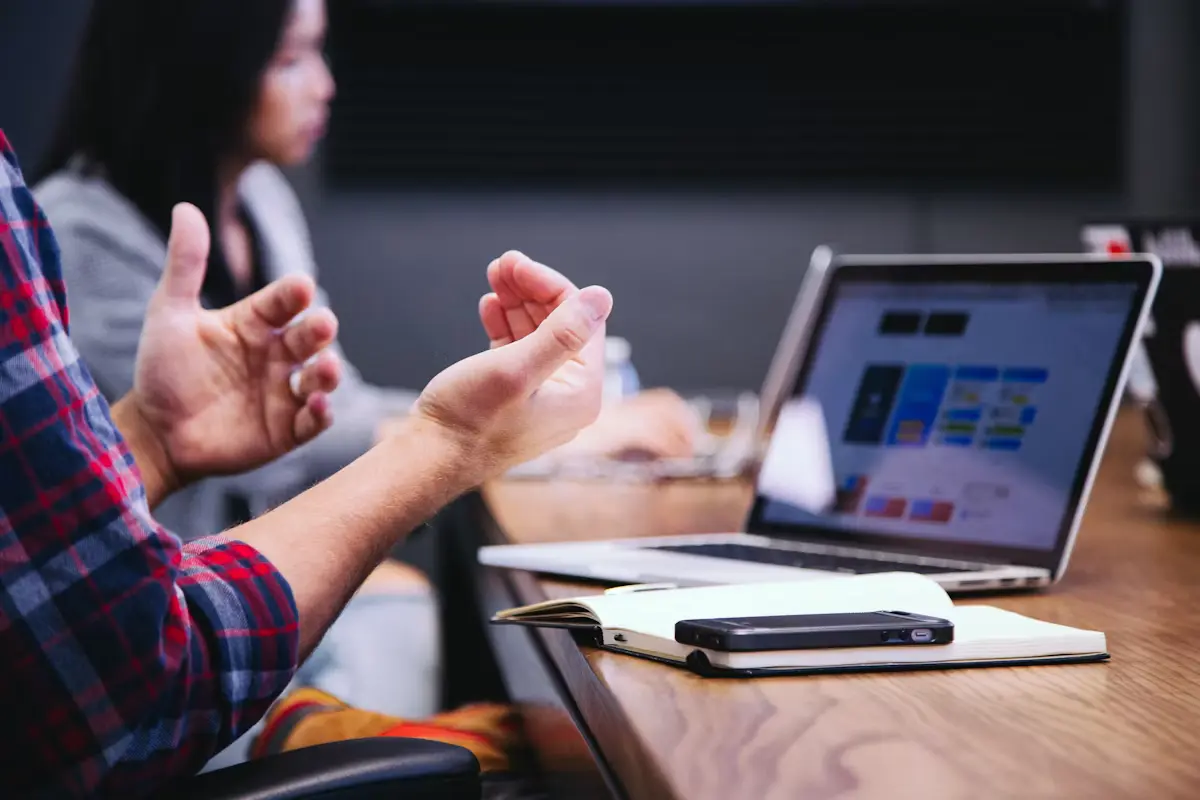 Diskusi tim tentang strategi social media marketing
